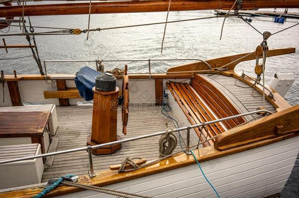 木制的小船和干净的棕色的<strong>柚木</strong>甲板