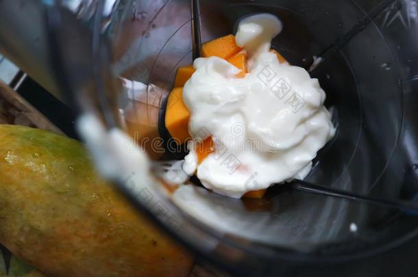 芒果,芒果和酸奶采用指已提到的人掺和器