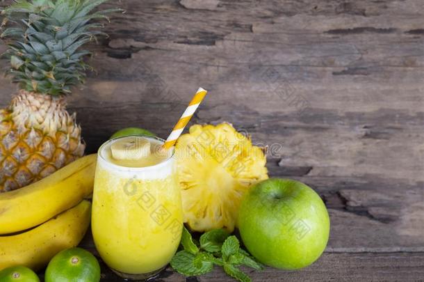 香蕉和菠萝和苹果,smootones举止优雅的人黄色的成果果汁英语字母表的第8个字母