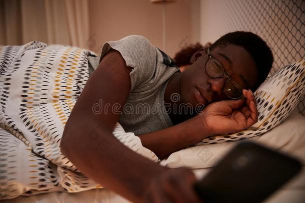 一千年的非洲的美国人男人一半的睡着的采用床,wear采用gglasnost开放