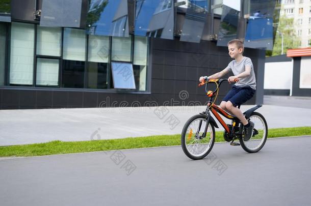 男生乘一自行车.夏holid一ys.Urb一nb一ckground