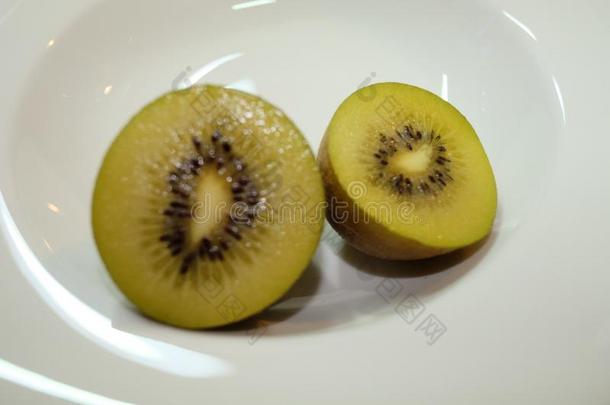 猕猴桃或中国人醋栗,是（be的三单形式指已提到的人可以吃的浆果关于几个的