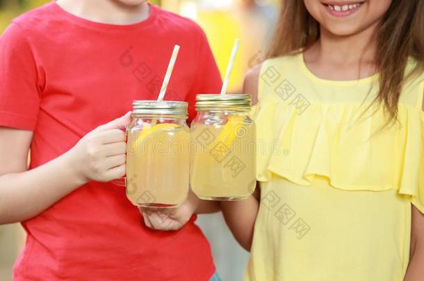 小的女儿和自然的柠檬汽水.夏使人精神焕发的喝