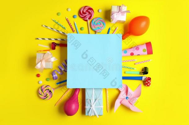 不同的生日社交聚会物料项目和空白的卡片向黄色的后台