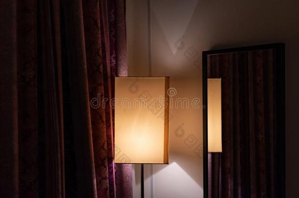 矩形的合适的灯罩在近处框架坝镜子向墙关于房间