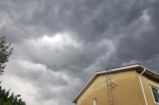 雷电交加的暴风雨和黑暗的<strong>胁迫</strong>的云在上面一建筑物