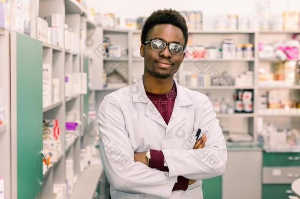 非洲的男人,医学的医生医生药剂师男人越过制药公司