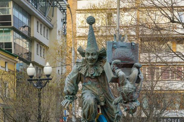 一青铜雕像关于丑角在丑角正方形向茨维特诺伊。大马路