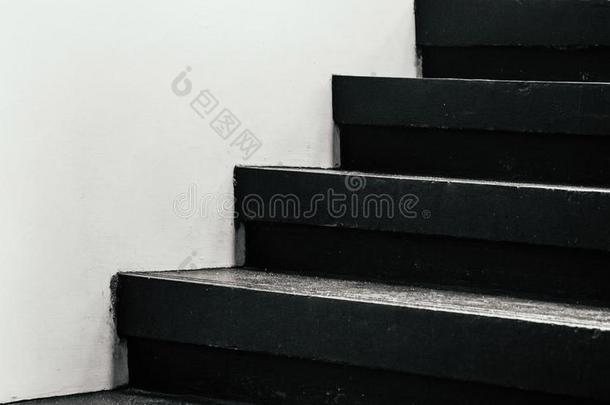 黑的楼梯级别和白色的墙-黑<strong>暗</strong>的阴影单<strong>调</strong>的语<strong>调</strong>imaginary想象中的