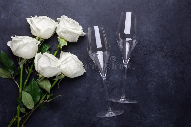 白色的玫瑰<strong>花花</strong>束,<strong>香槟</strong>酒眼镜向黑的st向e用绳子拖的平底渡船