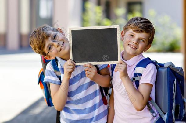 两个小的小孩<strong>男孩</strong>和背包或<strong>书包</strong>.School小孩s向指已提到的人