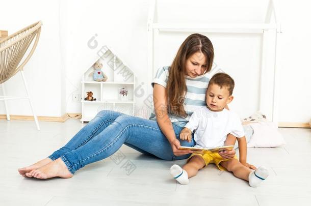 母亲一次和儿子阅<strong>读故事</strong>在室内