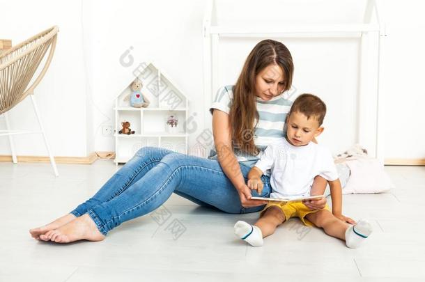 母亲一次和儿子阅<strong>读故事</strong>在室内