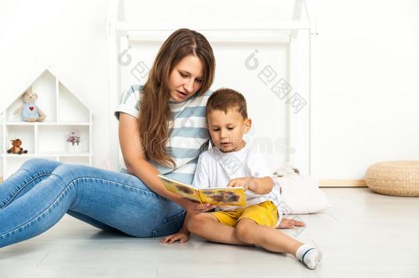 母亲一次和儿子阅读故事在室内