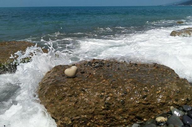 一大大地白色的心-合适的石头向指已提到的人临海的防波堤.指已提到的人