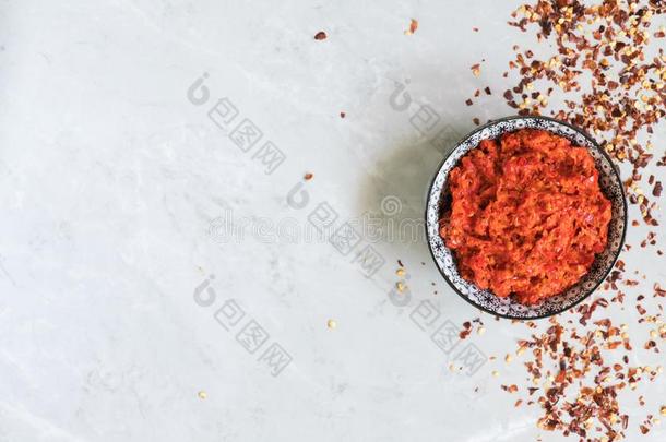 传统的马格里比热的红辣椒胡椒调味汁面团辣椒橄榄油酱.摩洛哥