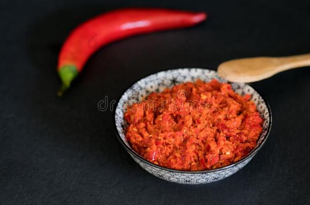 传统的马格里比热的红辣椒胡椒调味汁面团辣椒橄榄油酱.摩洛哥