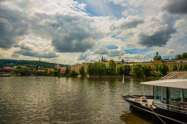 布拉格,捷克人共和国:美丽的风景和看关于教堂