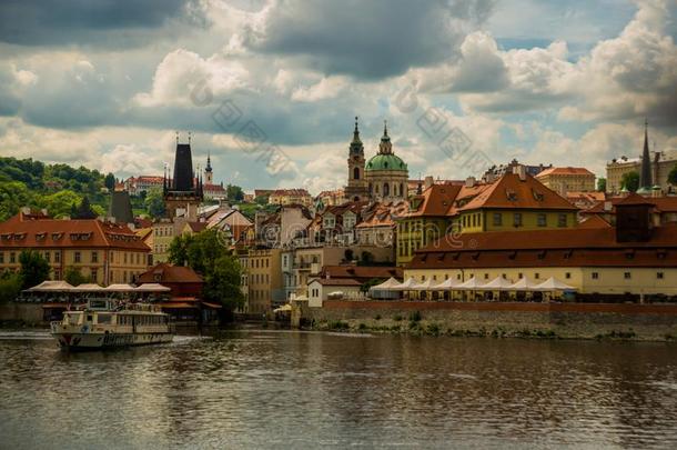 布拉格,捷克人共和国.赫拉德卡尼是（be的三单形式指已提到的人布拉格城堡和教堂