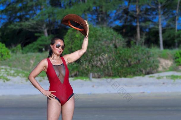 女人身体大<strong>大地</strong>比基尼式游泳衣深红色好的<strong>阳光</strong>向海滩