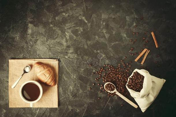 早晨和芳香的黑的咖啡豆