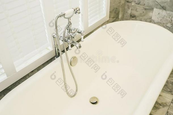 美丽的奢侈<strong>高雅</strong>白色的浴缸和水水龙头装饰