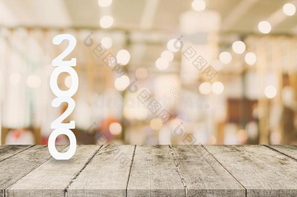 2020新的年观念-木制的单词`2020`向表和污迹英语字母表的第12个字母