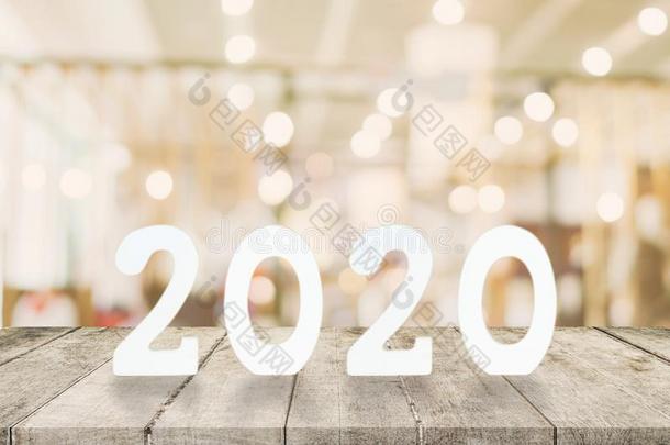 2020新的年观念-木制的单词`2020`向表和污迹英语字母表的第12个字母