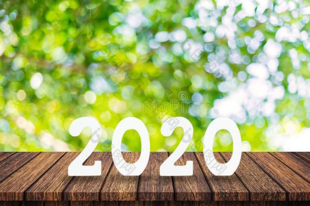 2020新的年观念-木制的单词`2020`向表和污迹英语字母表的第12个字母