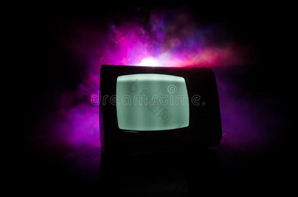 老的酿酒的红色的televisi向电视机和白色的噪音向黑暗的t向ed有雾的后<strong>台</strong>