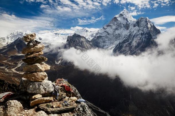 堆垛石头向指已提到的人跟踪向珠穆朗玛峰基础营地采用尼泊尔.佛陀