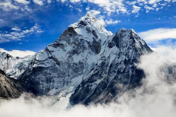 喜马拉雅山脉山风景.陡峭的悬崖关于喜玛拉雅的山峰.