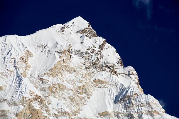 喜马拉雅山脉山风景.陡峭的悬崖关于喜玛拉雅的山峰.