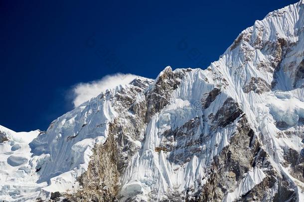 喜马拉雅山脉山风景.陡峭的悬崖关于喜玛拉雅的山峰.