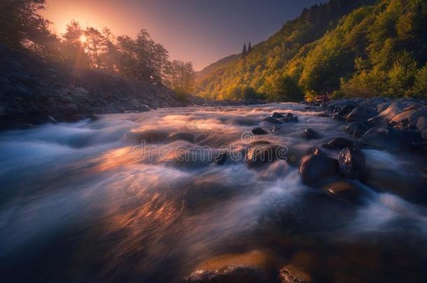 美丽的日出越过快的流动的山河