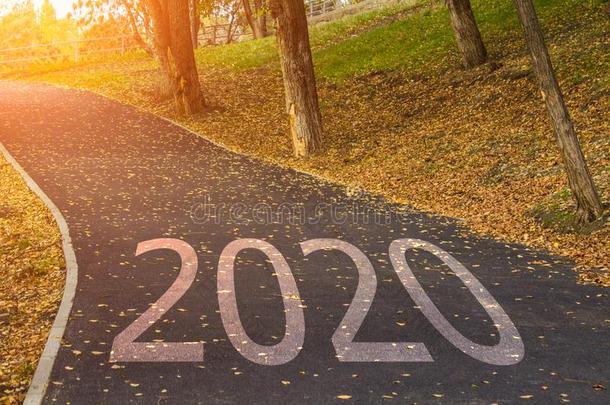 观念为新的年2020.单词2020书面的向公路路采用