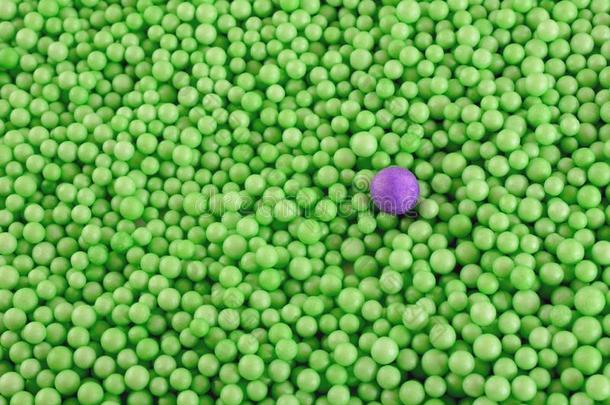 num.一紫色的球经过人群关于更小的绿色的球s