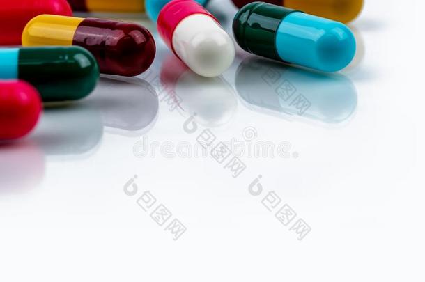 富有色彩的抗生素胶囊药丸向白色的背景.制药厂