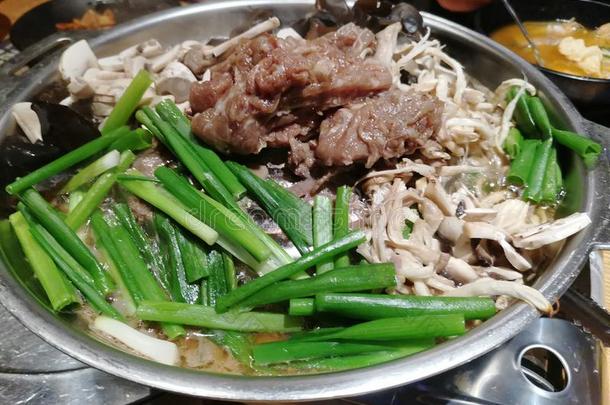 羔羊barbecue吃烤烧肉的野餐在朝鲜人饭店