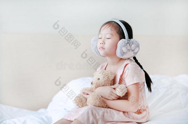 关闭着的眼睛小的亚洲人<strong>小孩</strong>女孩使人疲乏的冬护耳和
