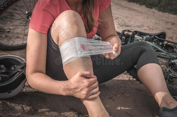 女人和痛苦采用膝后的fall采用g下从自行车
