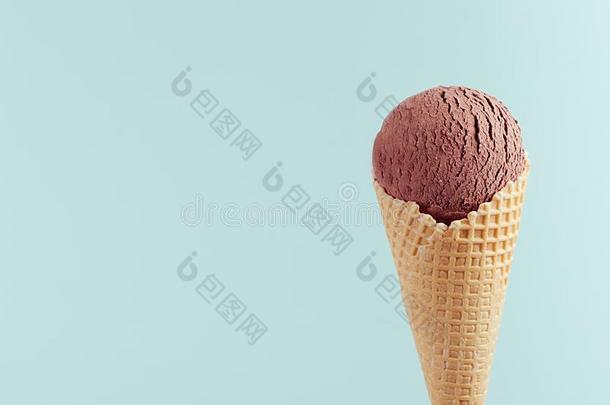 巧克力棕色的多乳脂的或似乳脂的冰乳霜采用脆的华夫饼圆锥体向彩色粉笔