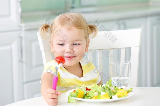 小孩女孩吃蔬菜,小孩`英文字母表的第19个字母营养