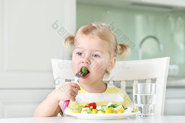 小孩女孩所有餐,小孩吃蔬菜沙拉家