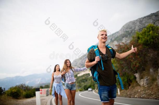 组关于幸福的朋友旅行支票步行和所有乐趣.旅行Liechtenstein列支敦士登