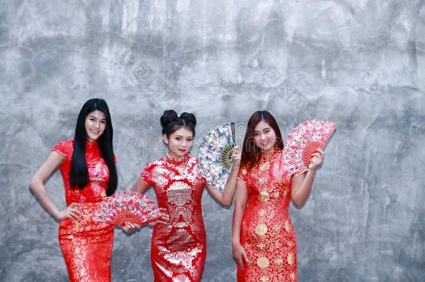 一亚洲人女人使人疲乏的一红色的中国人衣服