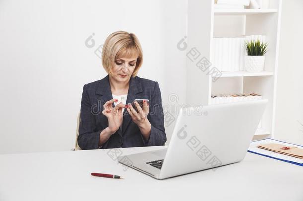 忙碌的秘书女人采用办公室.Work采用g便携式电脑和电话.