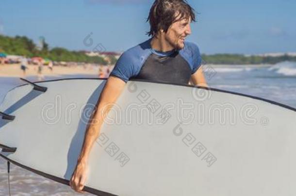冲浪运动员和他的冲浪板<strong>跑步</strong>向指已提到的人波<strong>横幅</strong>,长的形状