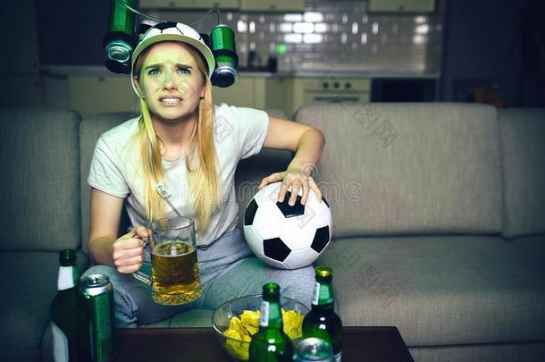 年幼的女人注视足球游戏向television电视机在夜.<strong>直觉</strong>比赛.令马停住的声音
