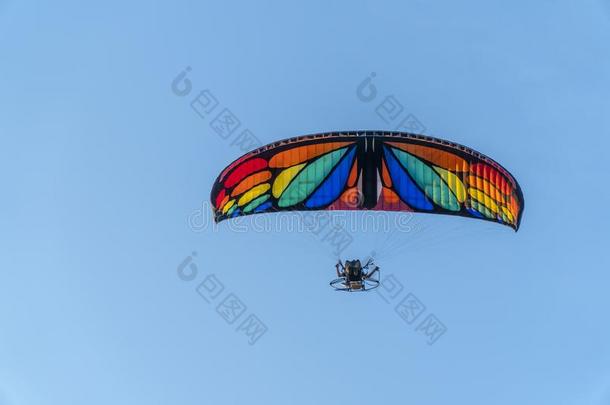 滑翔伞运动在日落和令人惊异的看法